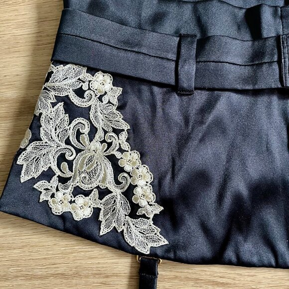 $924 La Perla Maison Garter Belt Suspender Silk Black Lace NWT SIZE L luxury - Picture 5 of 16